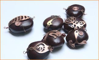 Seeds embellished in metal motif